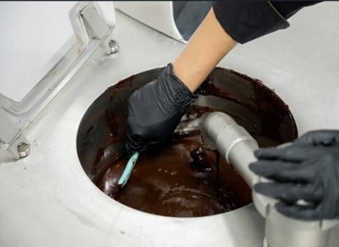 Chocolate en el agitador durante el proceso