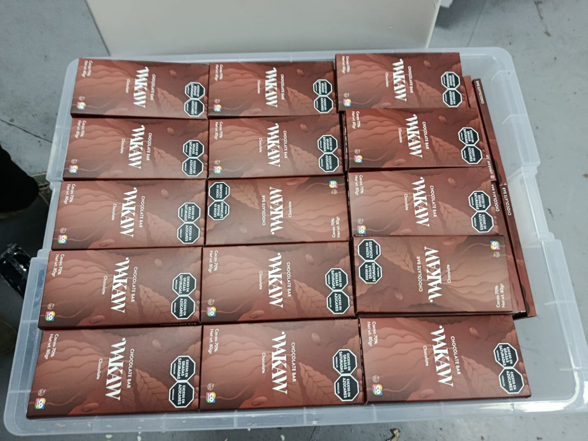 Tabletas WAKAW empacadas en bandeja durante la producción